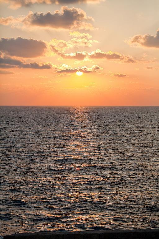 Four Hearts - Acre'S Sea Side Suite Экстерьер фото